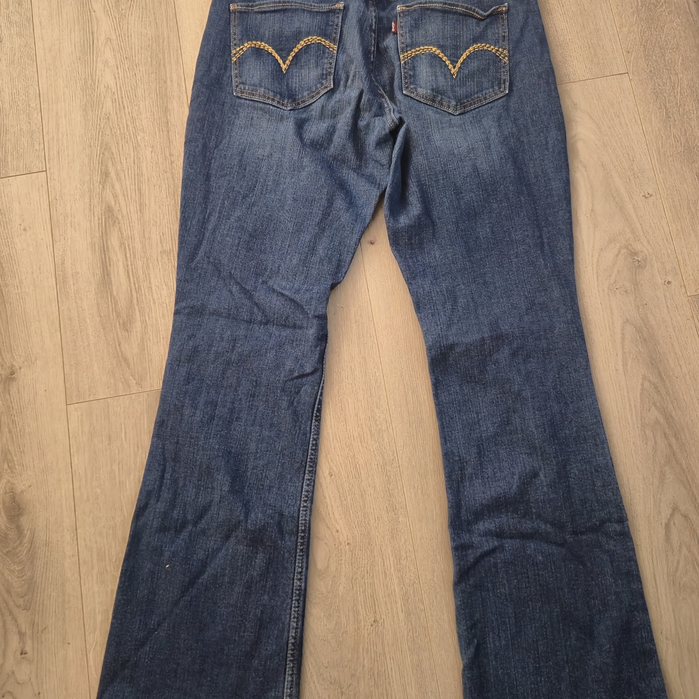 Levi's Bootcut Stretch Women's Jeans Excellent Condition. Very Flattering Pocket